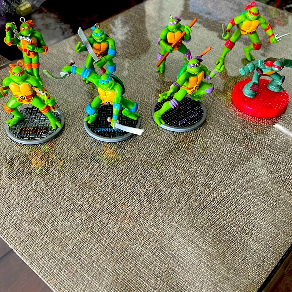 8 Used Teenage mutant ninja turtles toys .